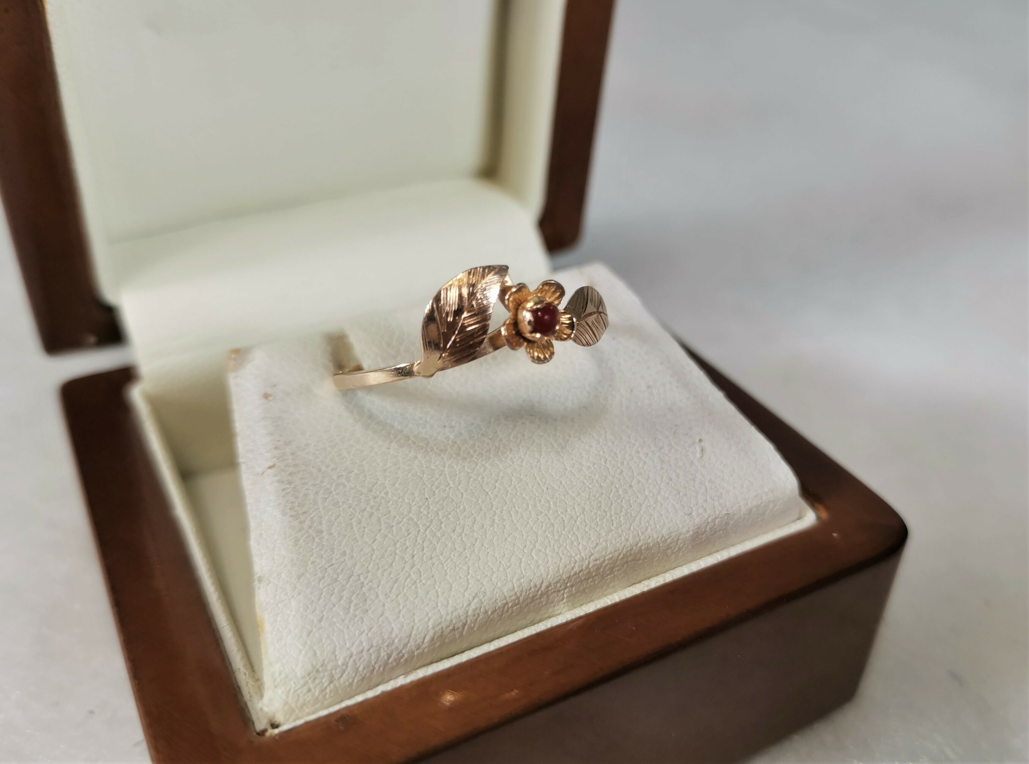 uroczy-zloty-pierscionek-z-kwiatkiem-i-listkami-stan-uzywany