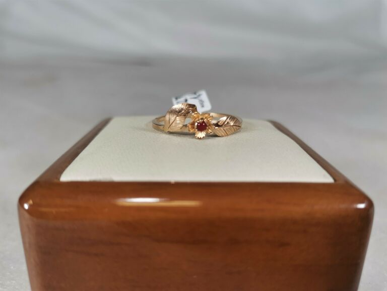 uroczy-zloty-pierscionek-z-kwiatkiem-i-listkami-rodzaj-klasyczne