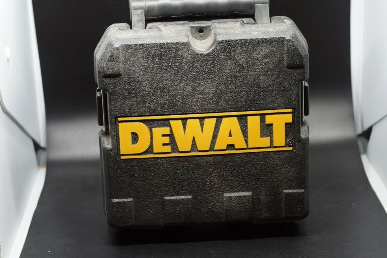 laser-krzyzowy-dewalt-dw088cg-walizka-marka-dewalt