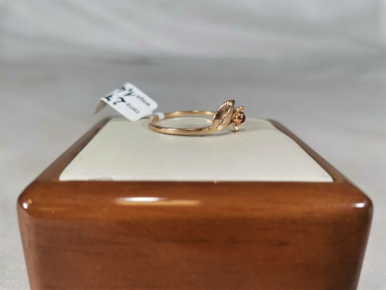 uroczy-zloty-pierscionek-z-kwiatkiem-i-listkami-material-zloto