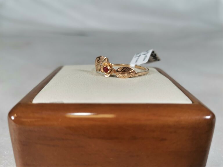 uroczy-zloty-pierscionek-z-kwiatkiem-i-listkami-kamien-koral