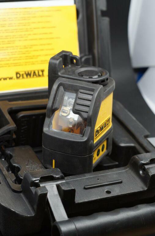 laser-krzyzowy-dewalt-dw088cg-walizka-glowna-9-walbrzych
