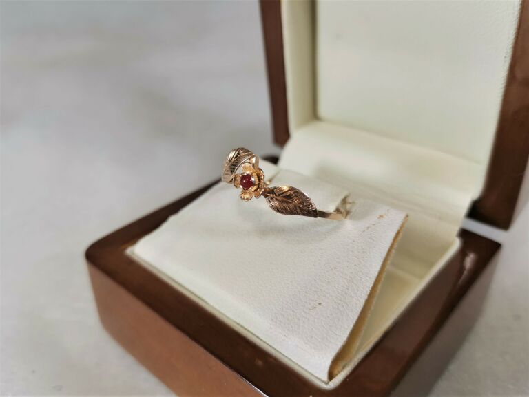 uroczy-zloty-pierscionek-z-kwiatkiem-i-listkami-marka-inna-marka