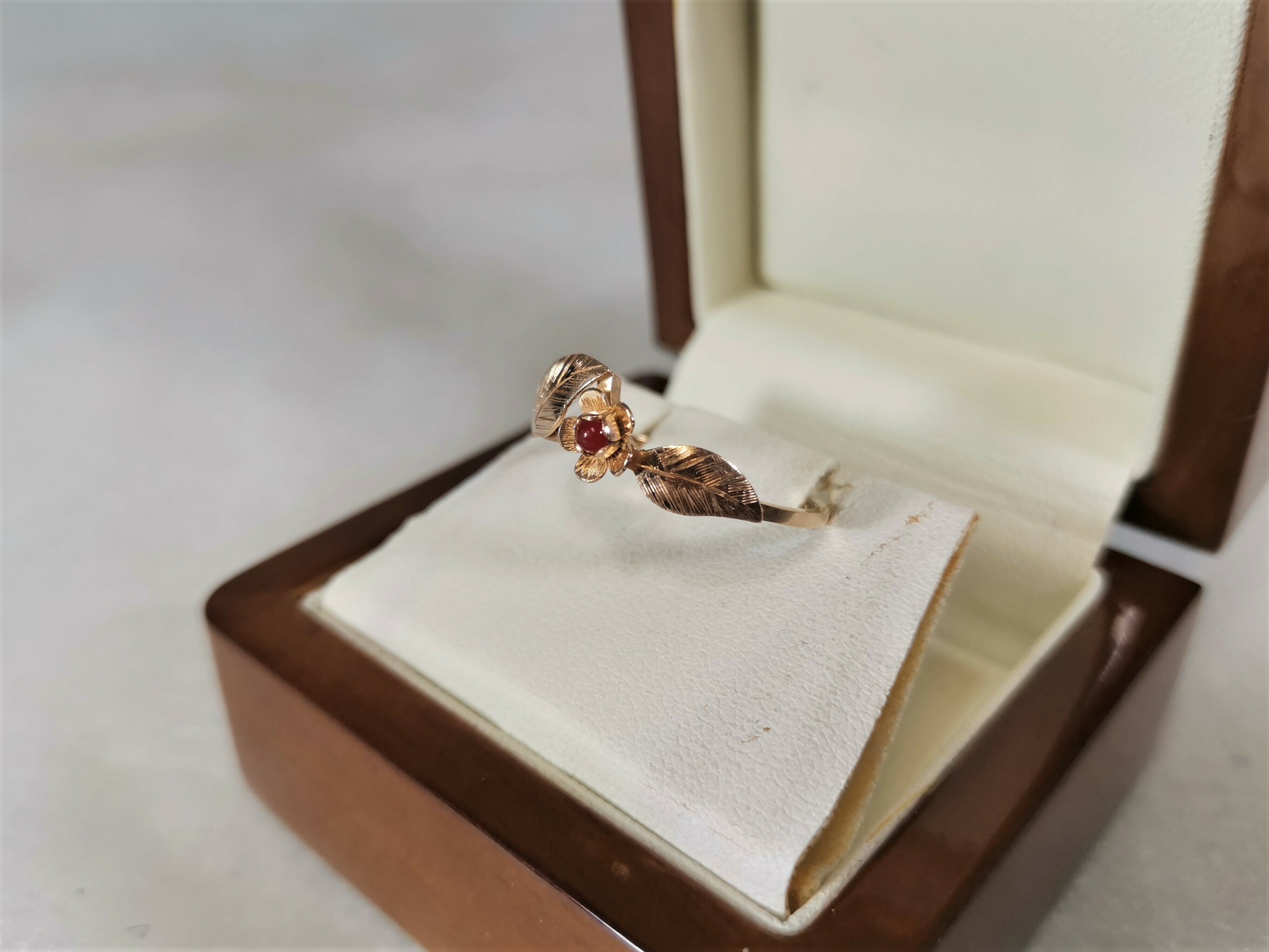 uroczy-zloty-pierscionek-z-kwiatkiem-i-listkami-marka-inna-marka