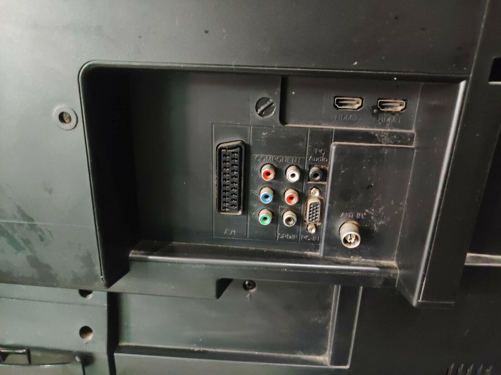 telewizor-grundig-32-6951-bez-pilota-stan-11323-2