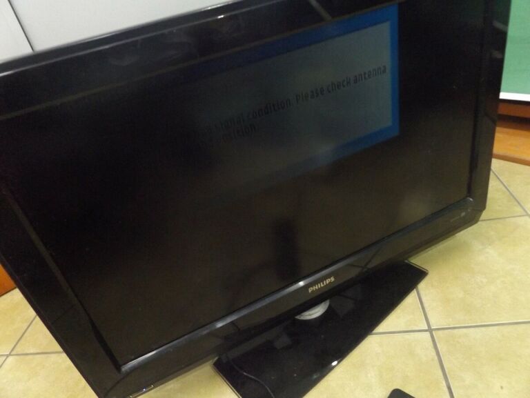 TELEWIZOR PHILIPS 32" PILOT PROBLEM Z OBRAZEM