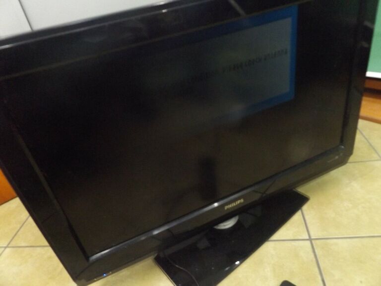 TELEWIZOR PHILIPS 32" PILOT PROBLEM Z OBRAZEM