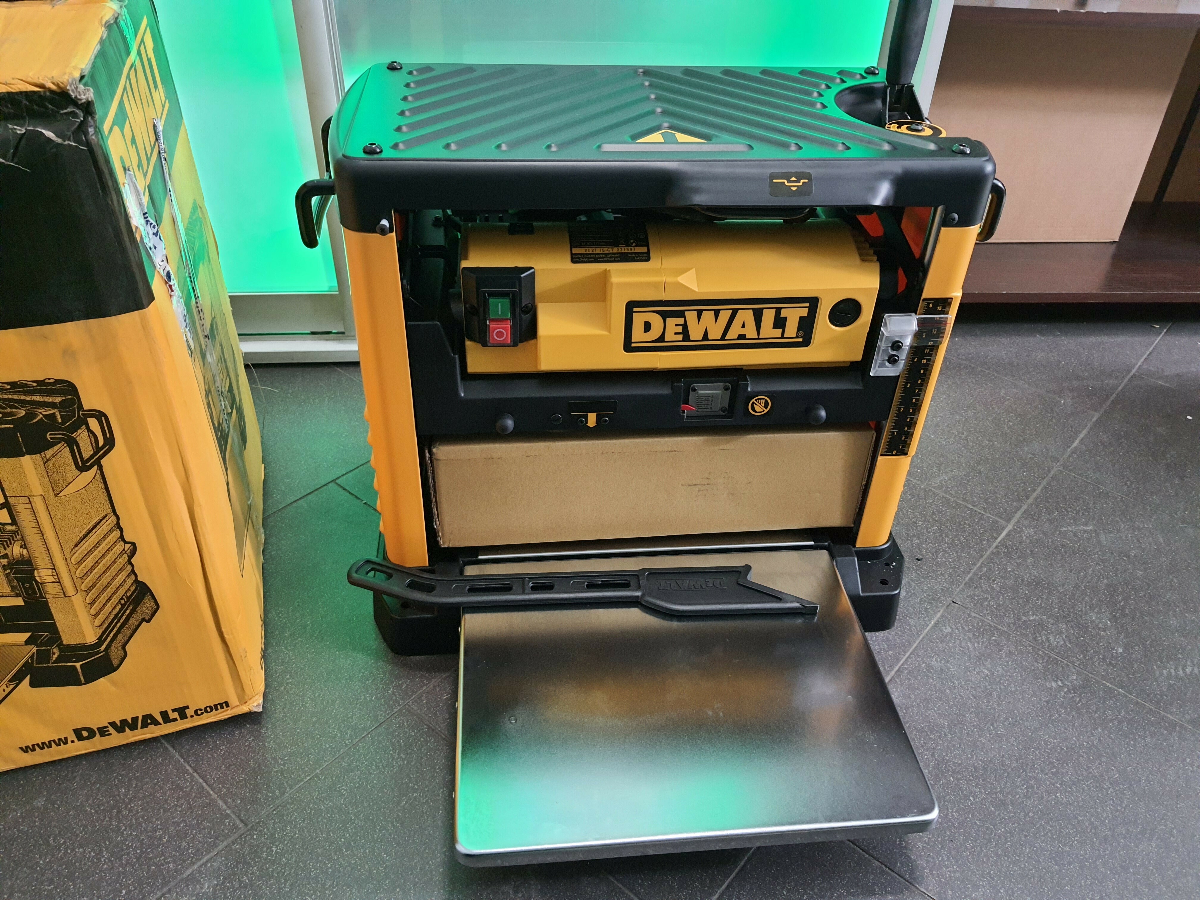 strugarka-grubosciowka-dewalt-dw733-1800w-faktura-szerokosc-strugania-317