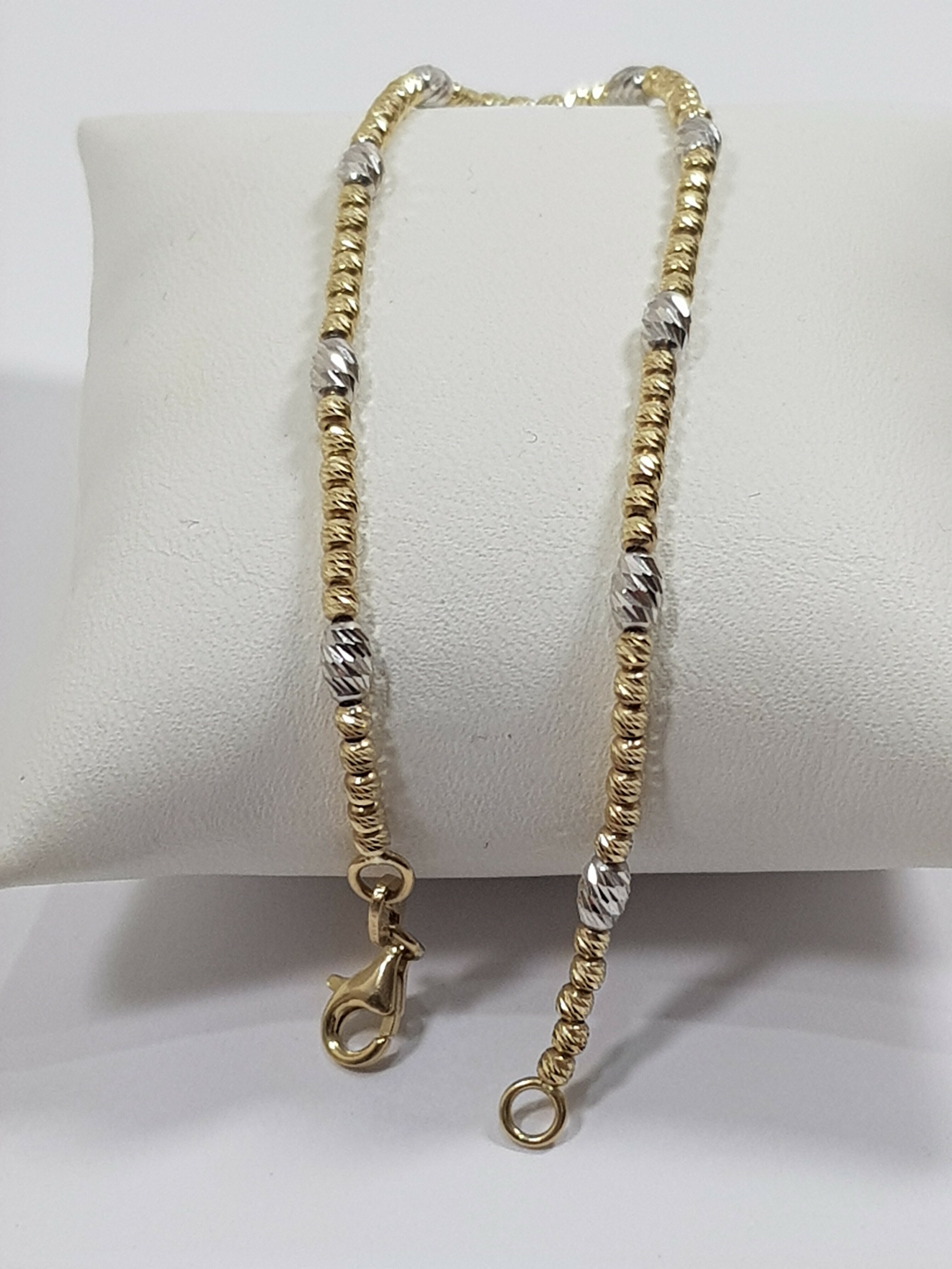 zlota-bransoletka-kolor-dominujacy-zloty