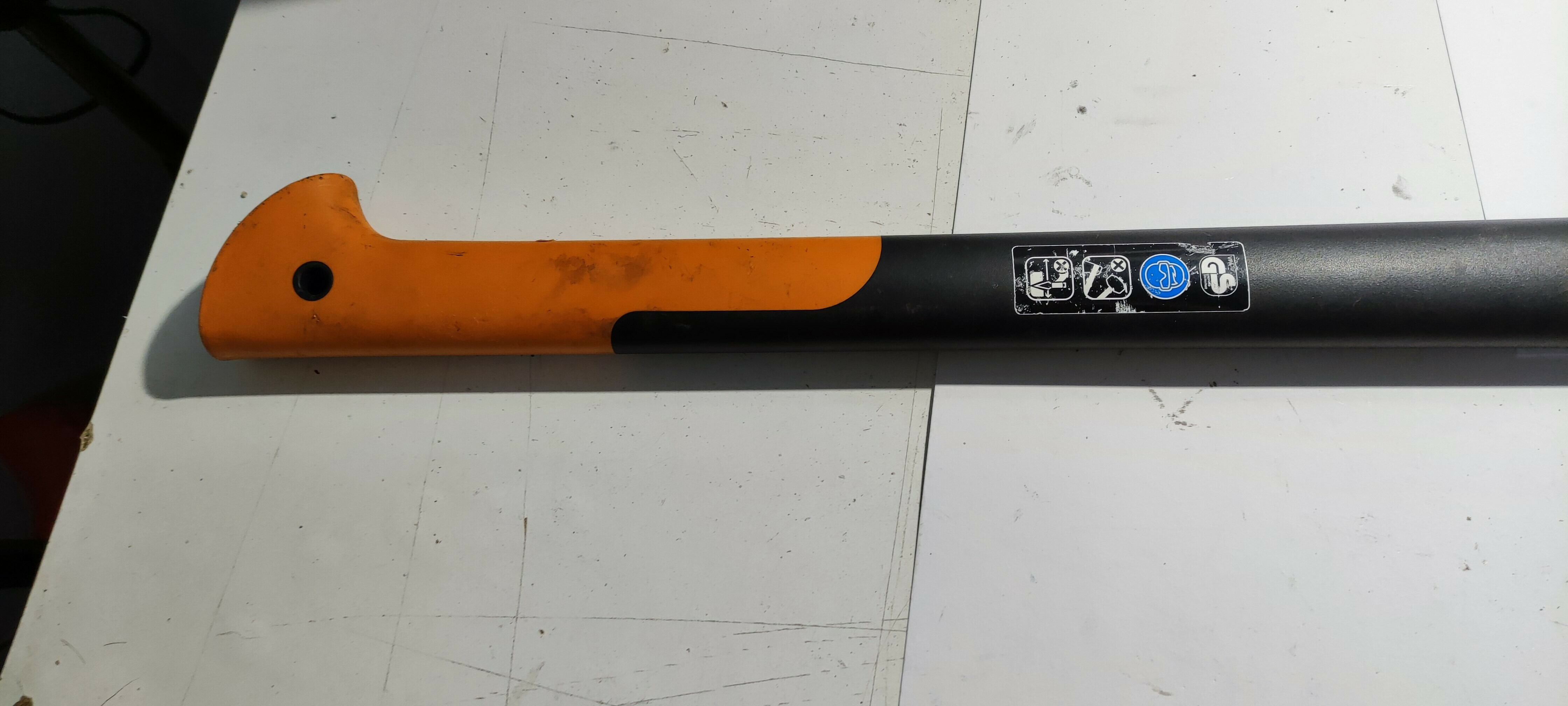 siekeira-fiskars-x27-wyzabkowane-ostrze-marka-fiskars