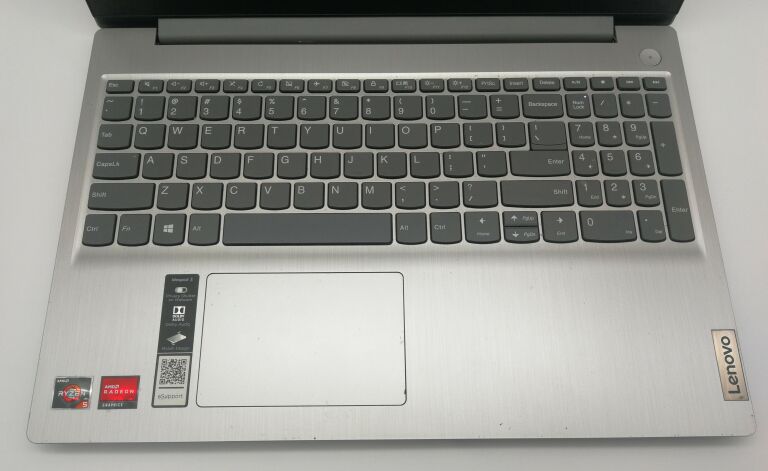 LAPTOP LENOVO 81W1 RYZEN 5 8GB RAM SSD 265 GB+PUD