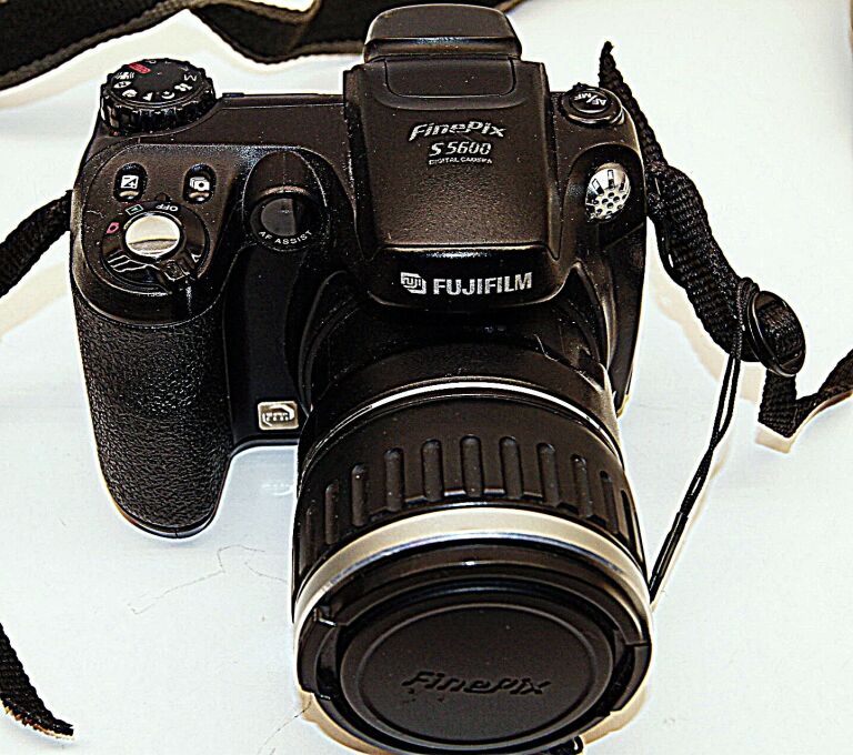 APARAT FUJIFILM FINEPIX S5600 5MPIX 10XZOOM