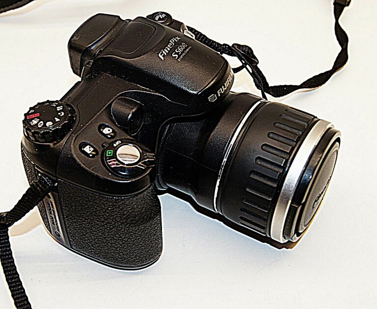 APARAT FUJIFILM FINEPIX S5600 5MPIX 10XZOOM