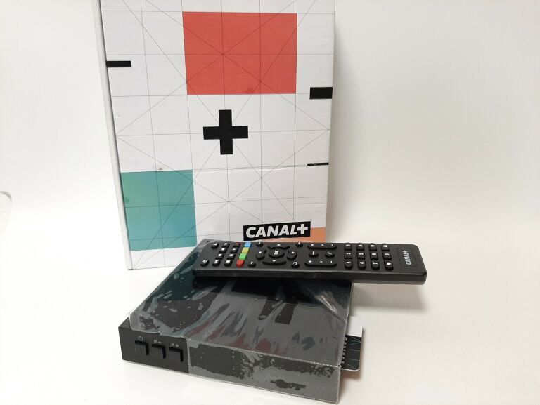 dekoder-canal-plus-z-pilotem-aleja-wolnosci-15b-czestochowa-sj