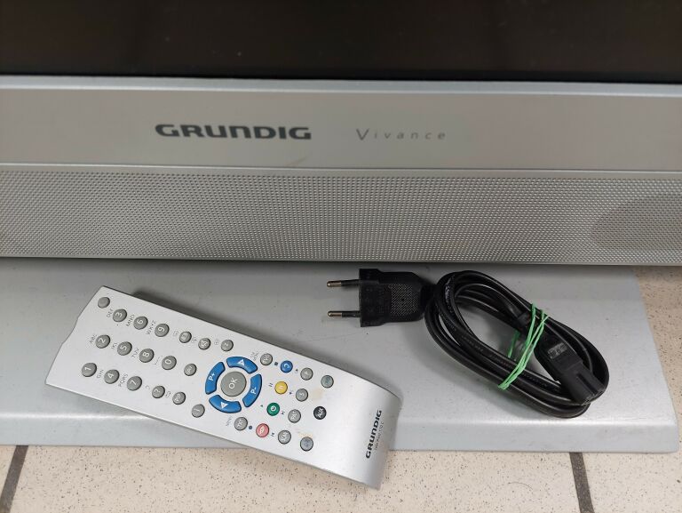 TELEWIZOR GRUNDIG VIVANCE + PILOT