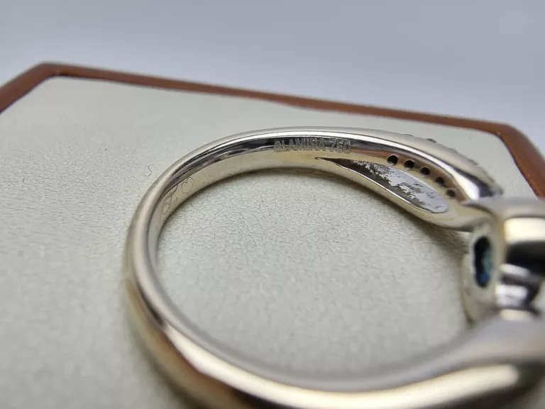 PIERŚCIONEK GLAMIRA 18K 750 BIAŁE ZŁOTO SZAFIR