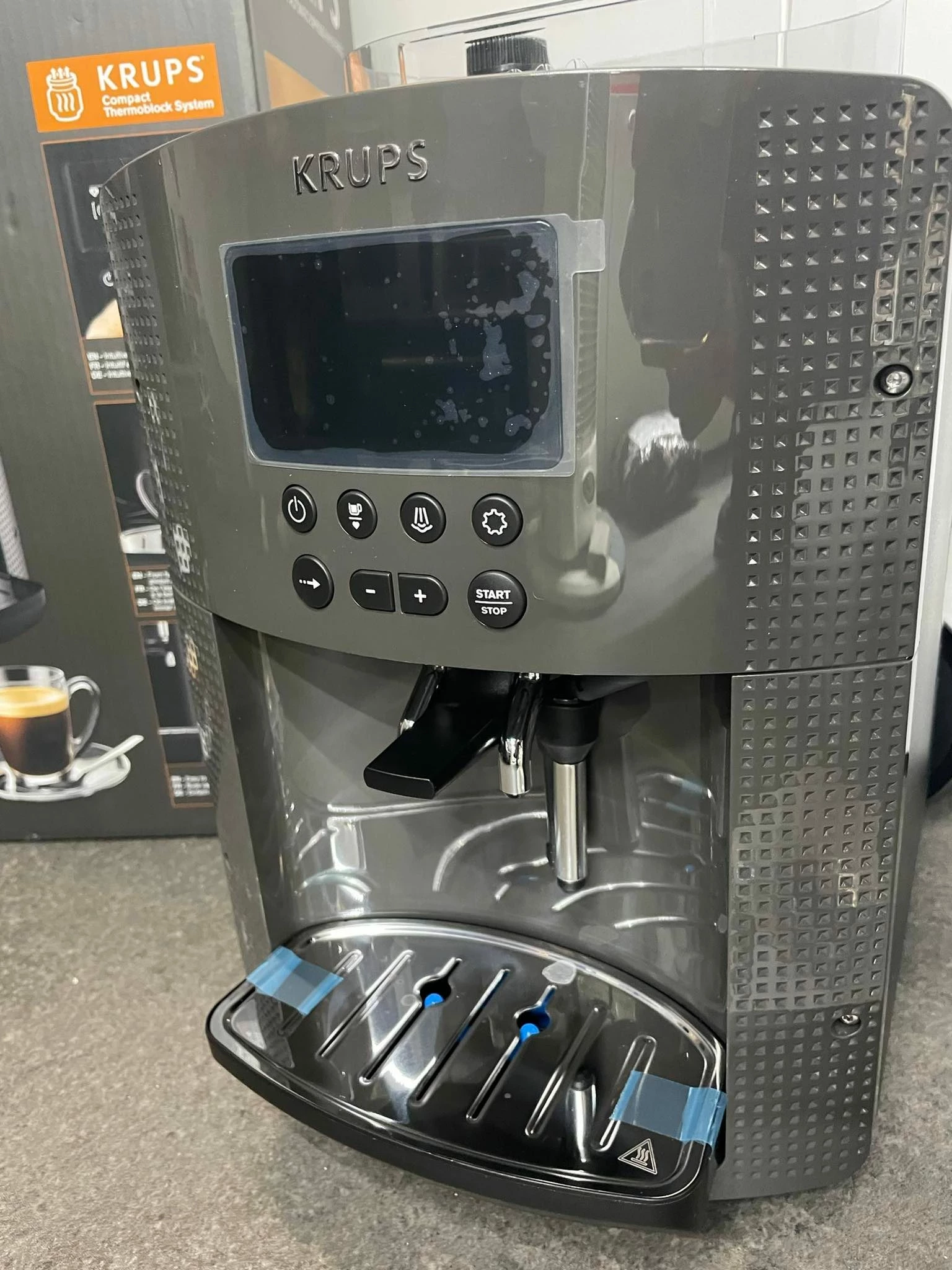 ekspres-do-kawy-krups-ea8100-series-wbudowany-mlynek-tak