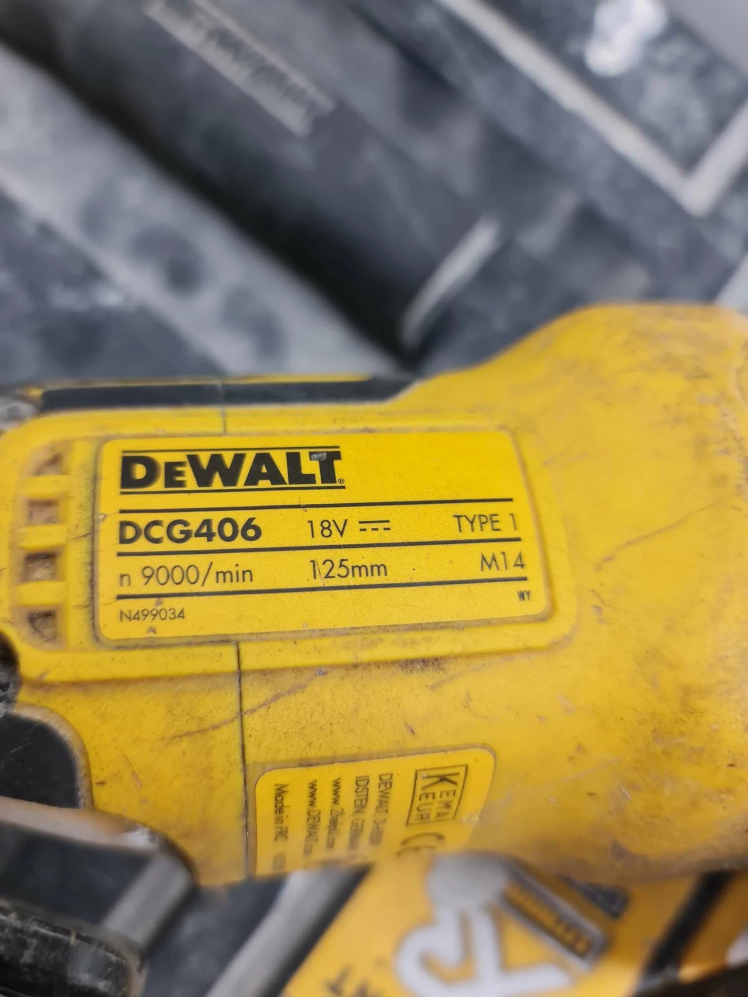 szlifierka-katowa-dewalt-dcg406nt-xj-1000-w-18-v-marka-dewalt