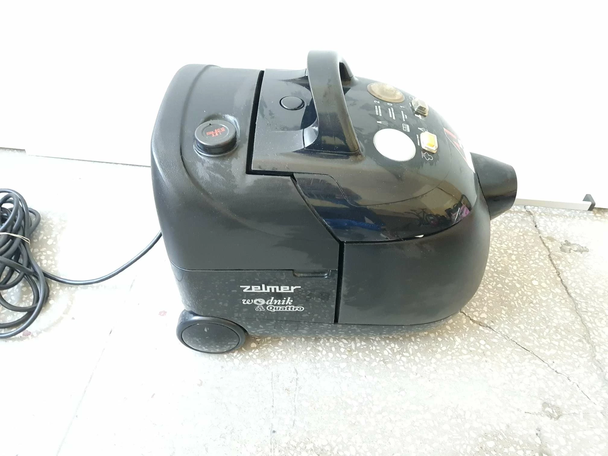 odkurzacz-uniwersalny-zelmer-wodnik-6166-opis-kolor-dominujacy-czarny