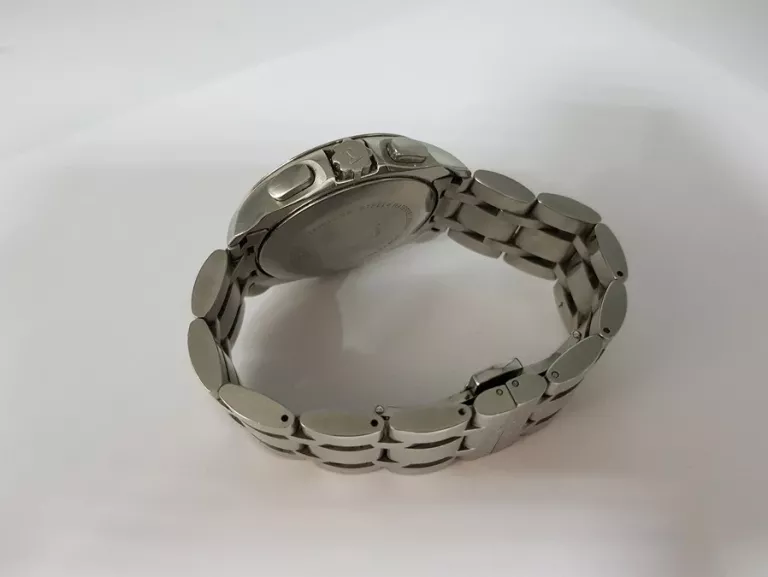 zegarek-tissot-t035617a-ksztalt-koperty-okragla