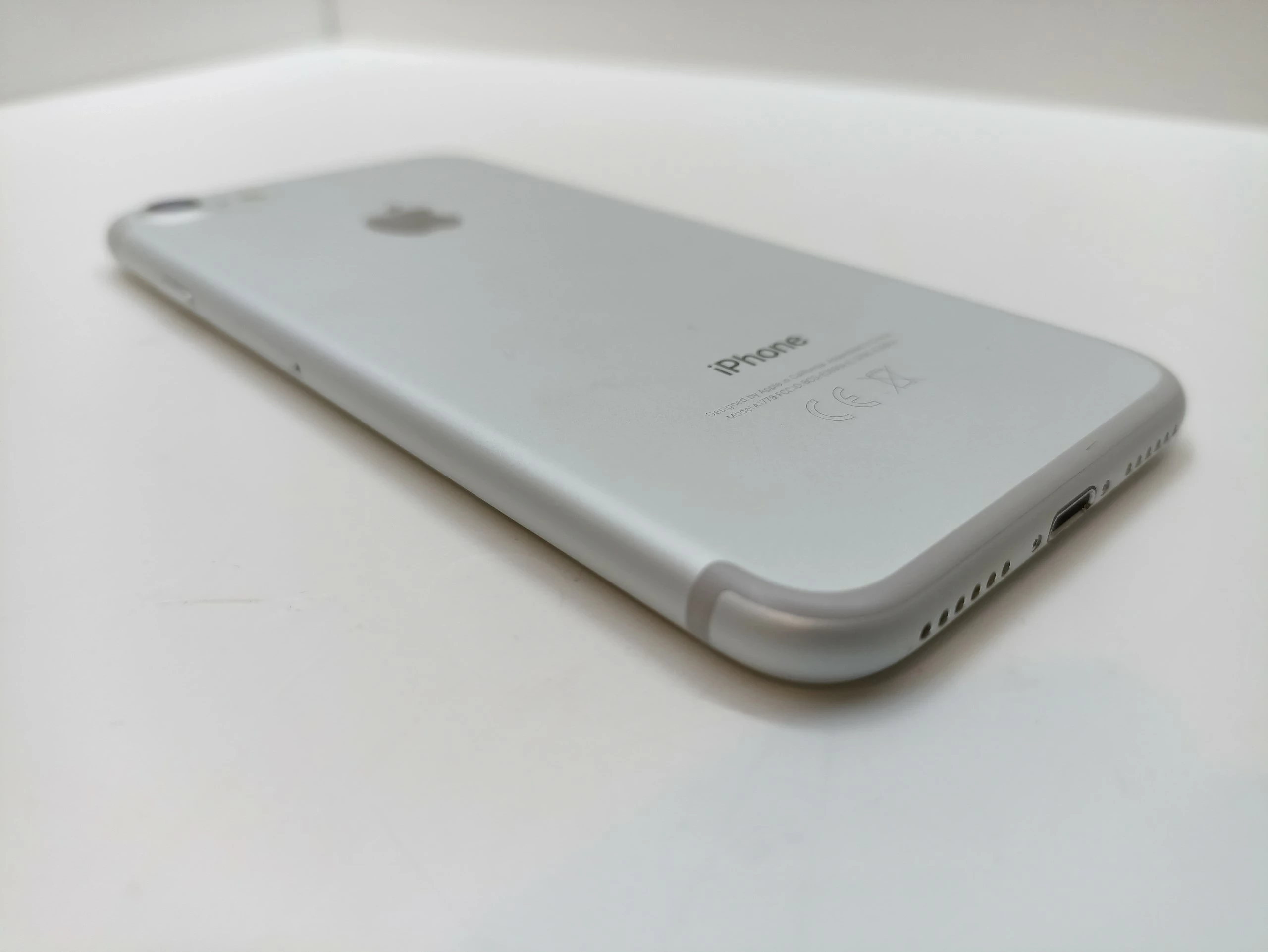 telefon-apple-iphone-7-32gb-komplet-icloud-ean-gtin-3663262049827