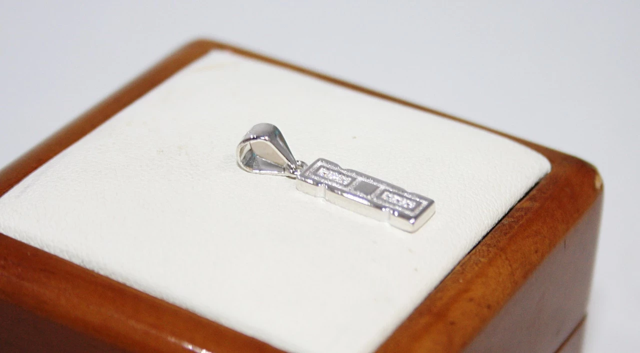 nietypowa-srebrna-zawieszka-z-oczkami-130g-ean-gtin-0025091400423