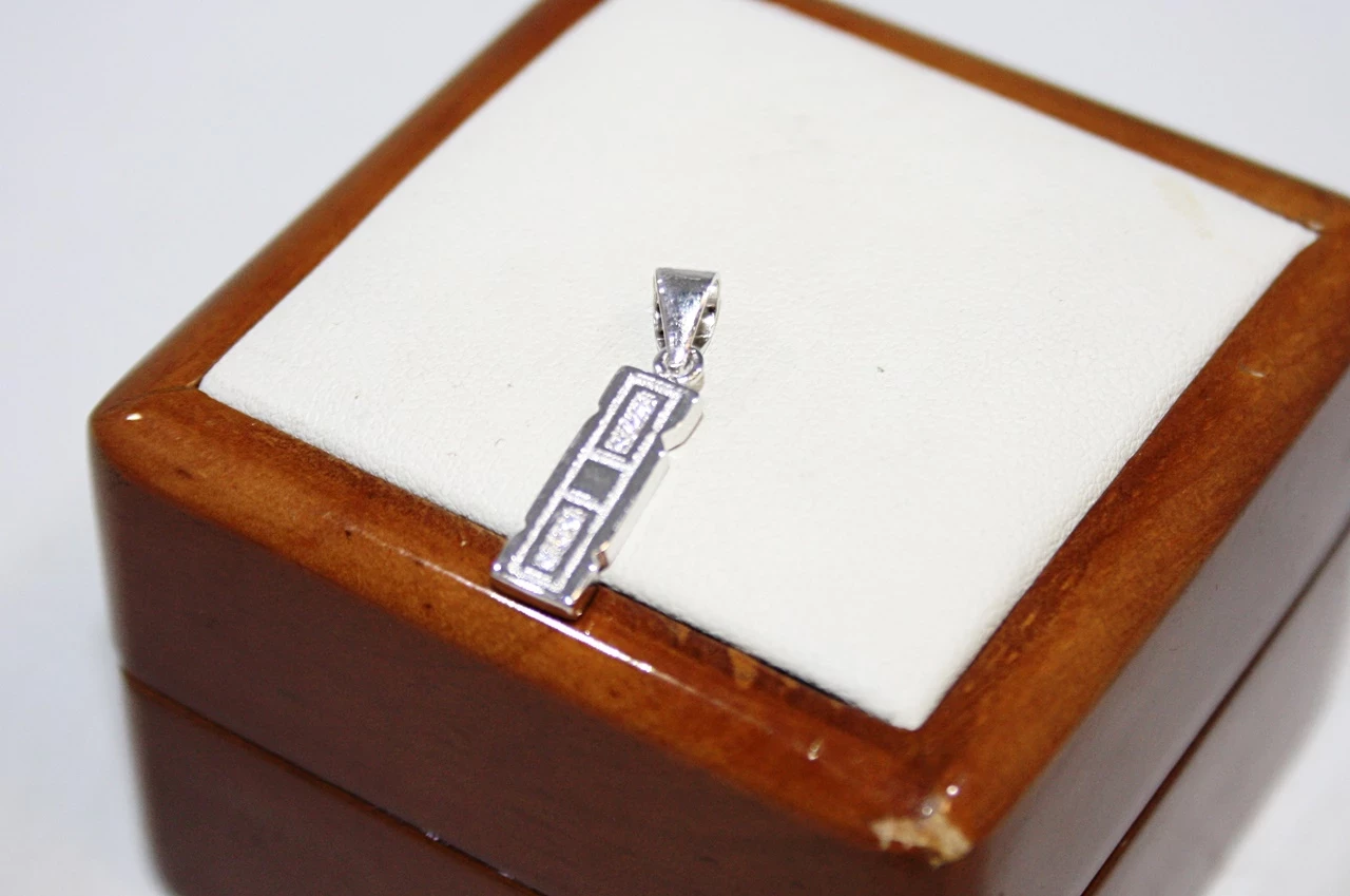 nietypowa-srebrna-zawieszka-z-oczkami-130g-kolor-dominujacy-205826-1081899