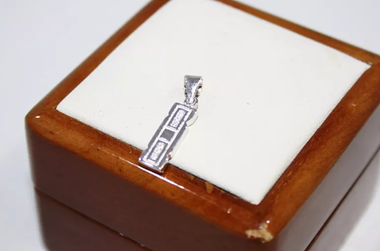 NIETYPOWA SREBRNA ZAWIESZKA Z OCZKAMI 1,30G