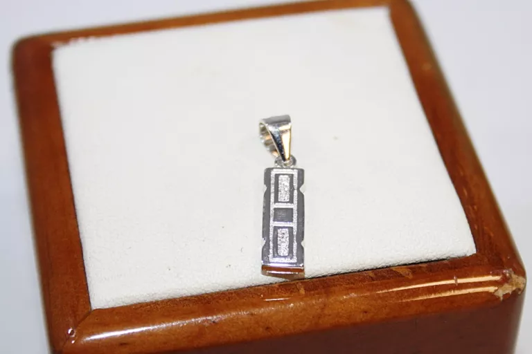 nietypowa-srebrna-zawieszka-z-oczkami-130g-kamien-17088-128