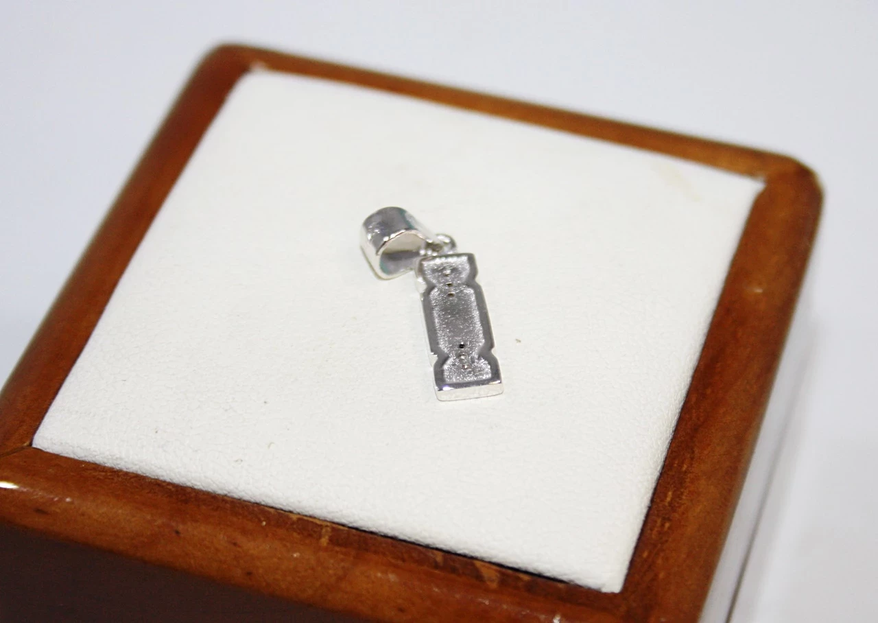 nietypowa-srebrna-zawieszka-z-oczkami-130g-material-15835-4