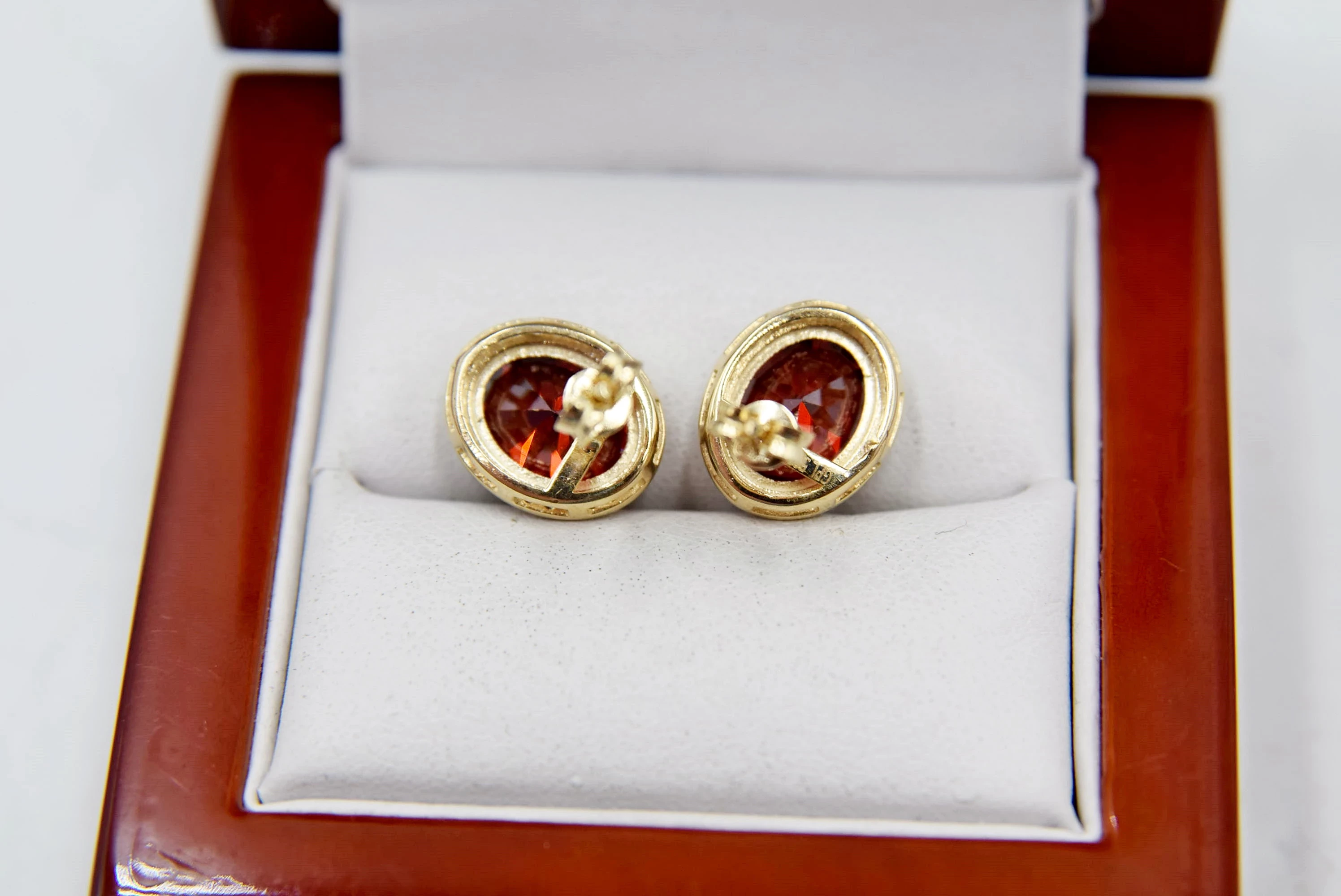 piekne-zlote-kolczyki-z-czerwonym-oczkiem-585-4g-rodzaj-bigla-sztyft