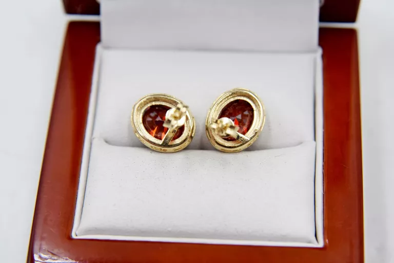 piekne-zlote-kolczyki-z-czerwonym-oczkiem-585-4g-rodzaj-bigla-sztyft