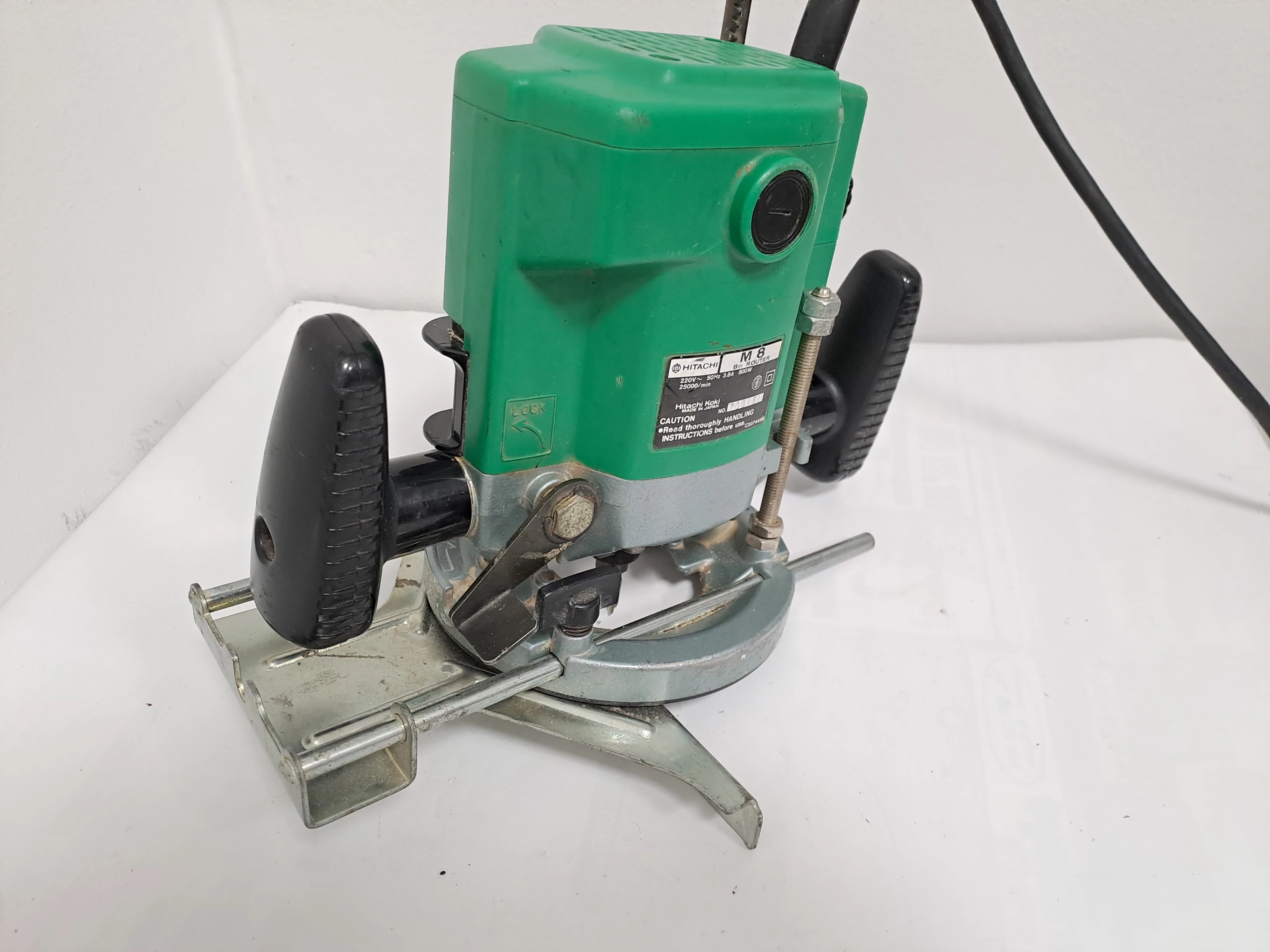 frezarka-gornowrzecionowa-hitachi-m8-zasilanie-sieciowe