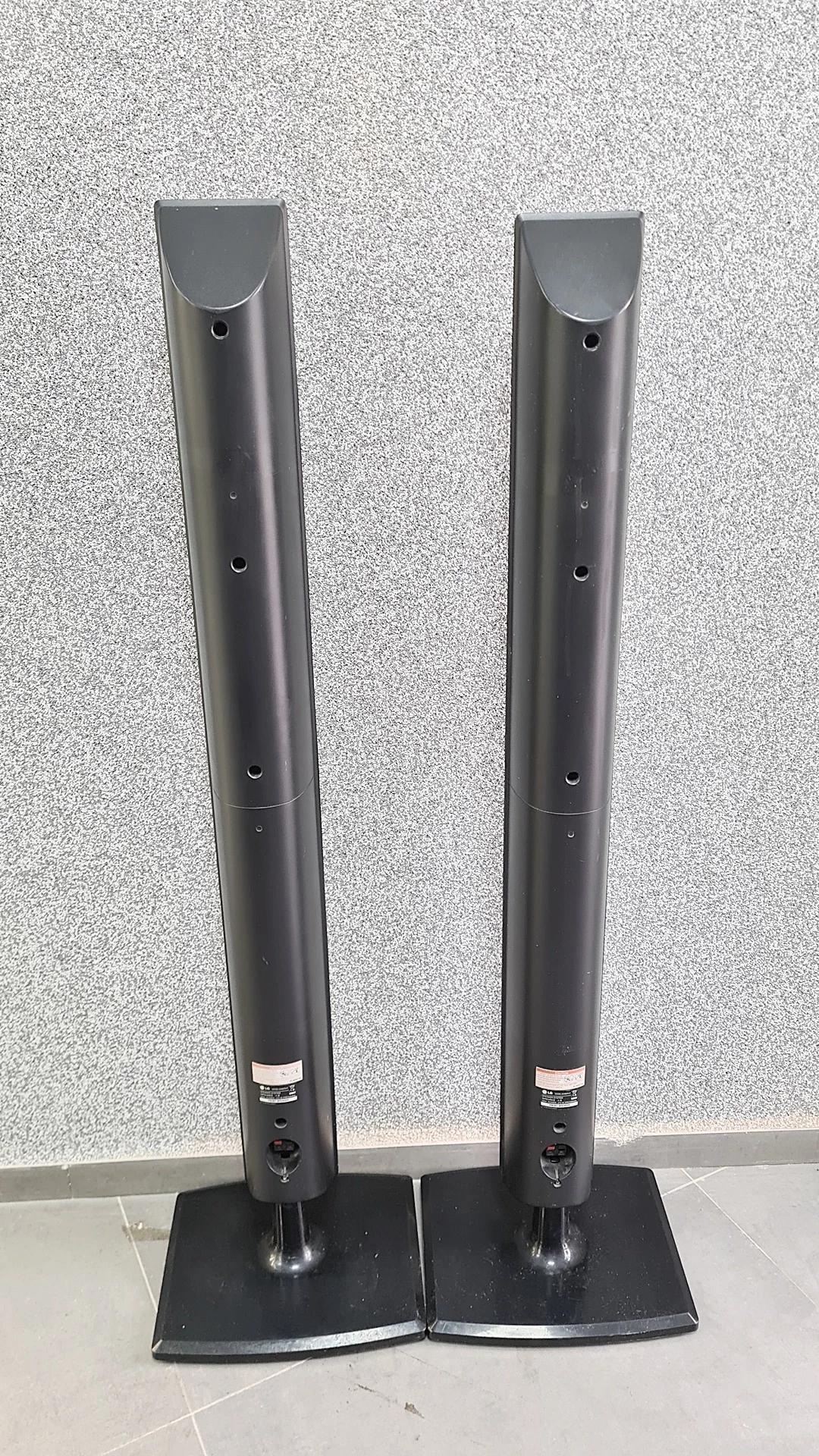 2-glosniki-stojace-lg-model-0000