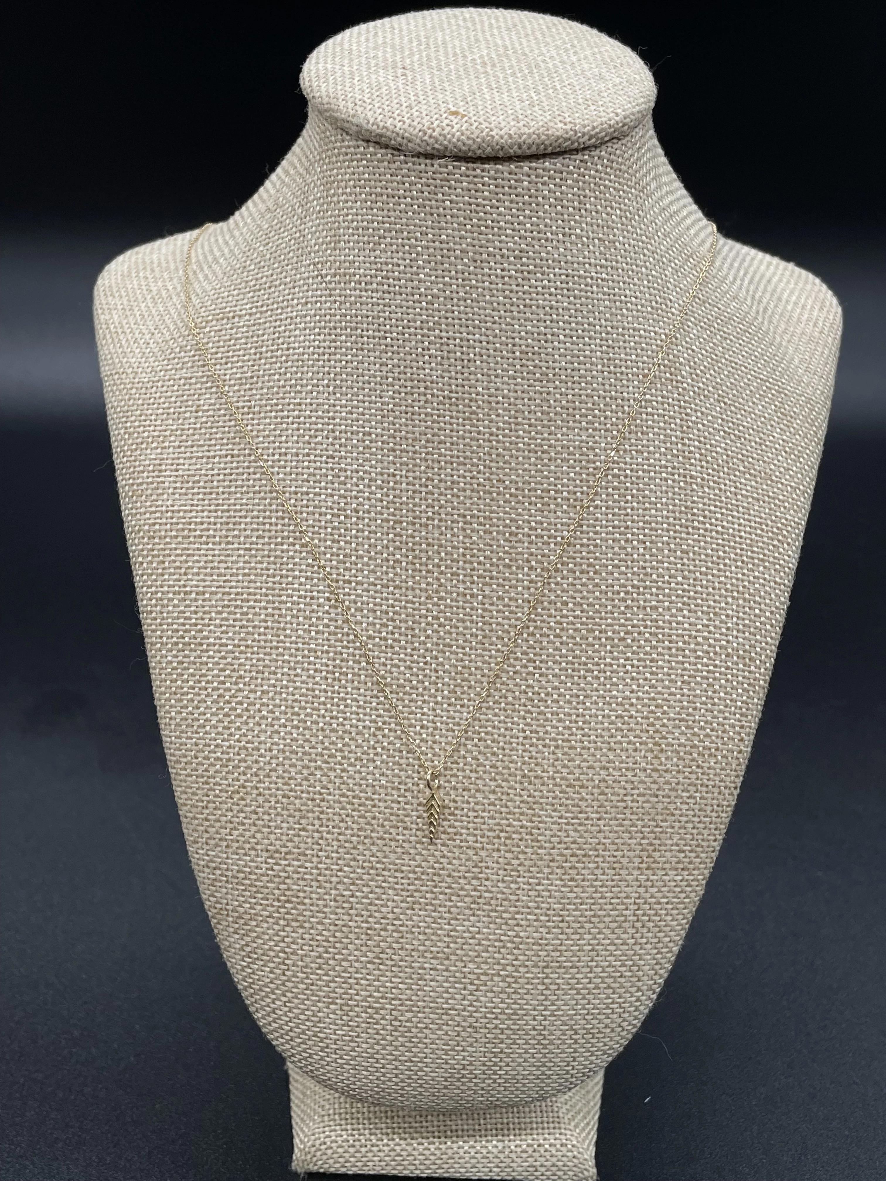 zlota-celebrytka-585-095g-strzalka-stan-nowy