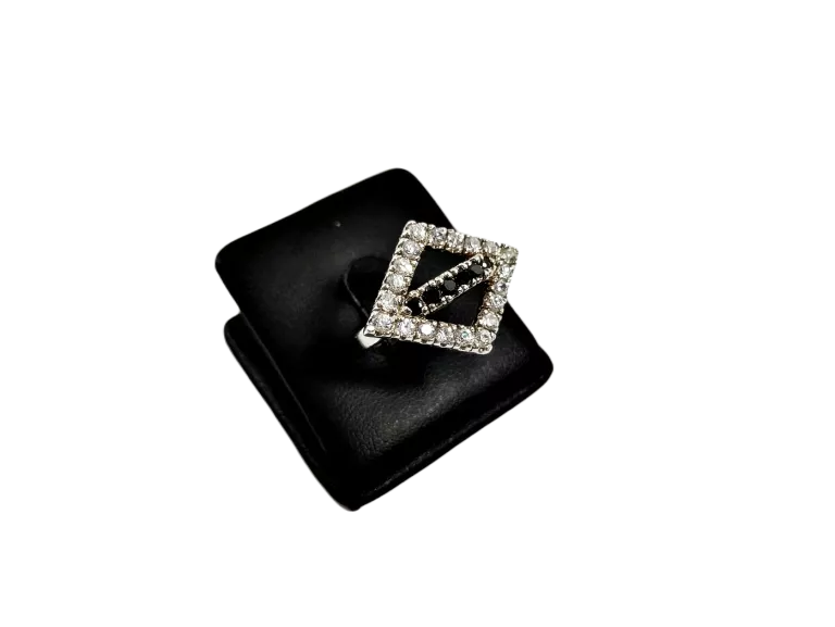 pierscionek-925-czarne-i-biale-cyrkonie-60g-stan-uzywany