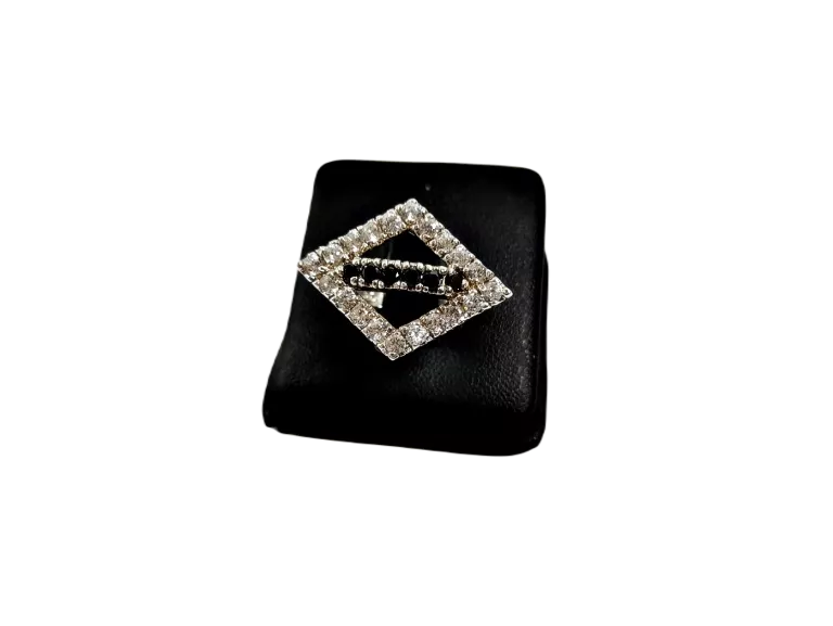 pierscionek-925-czarne-i-biale-cyrkonie-60g-kolor-dominujacy-srebrny