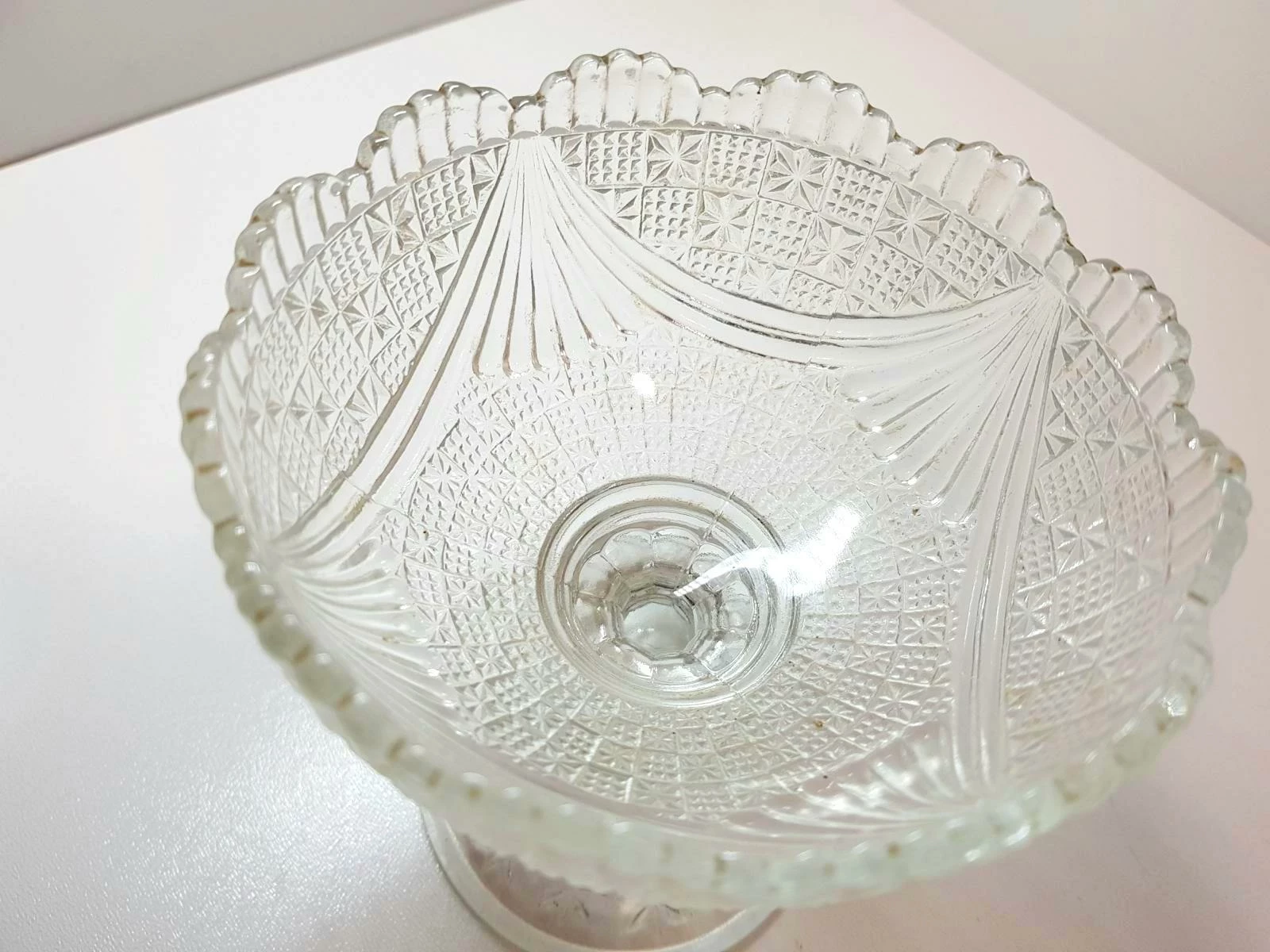 pucharek-cukiernica-szklo-na-nodze-material-dominujacy-szklo