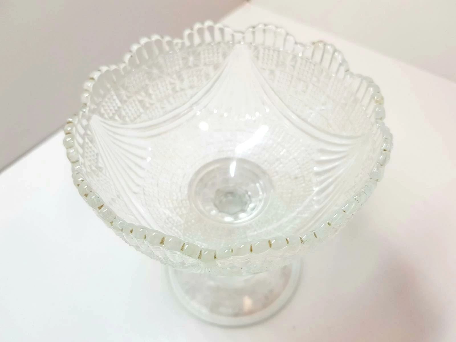 pucharek-cukiernica-szklo-na-nodze-sygnatura-autora-projektanta-producenta-brak