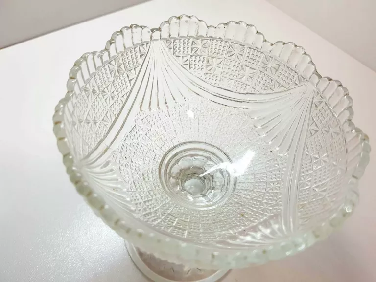 pucharek-cukiernica-szklo-na-nodze-material-dominujacy-szklo