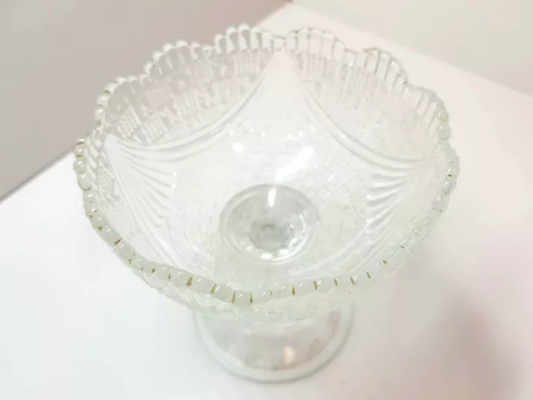 pucharek-cukiernica-szklo-na-nodze-sygnatura-autora-projektanta-producenta-brak