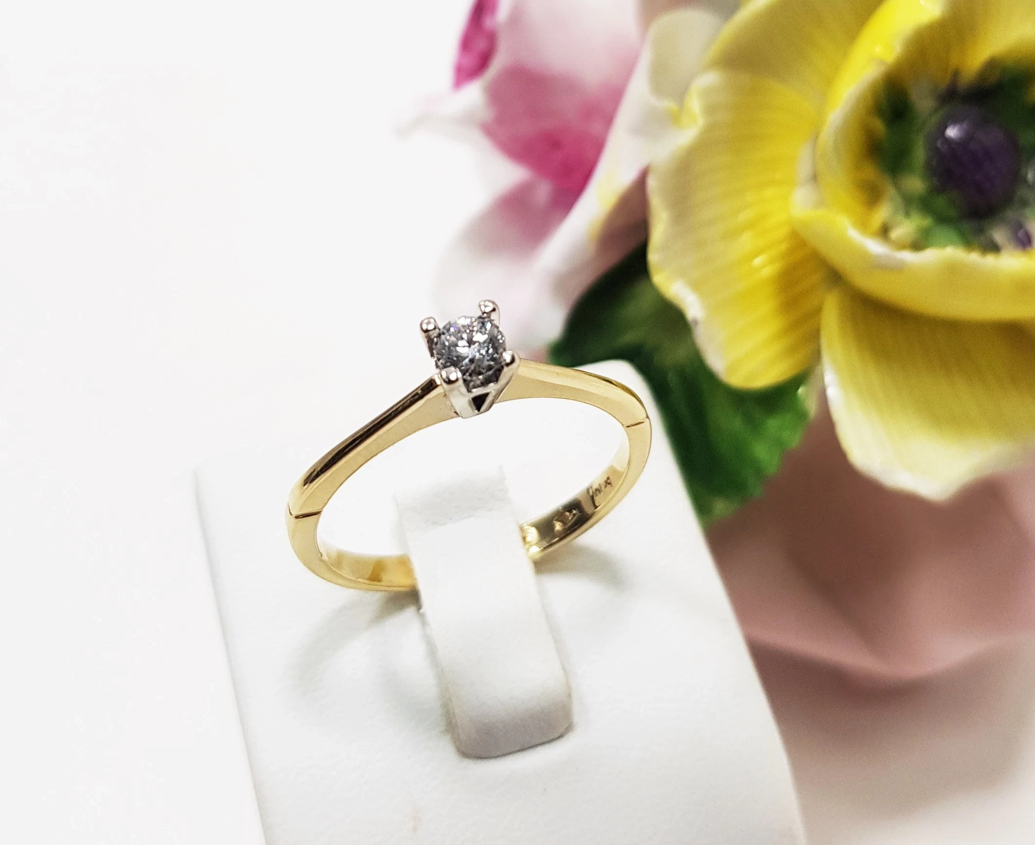 piekny-zloty-pierscionek-z-brylantem-pr585-ean-gtin-5905868206906