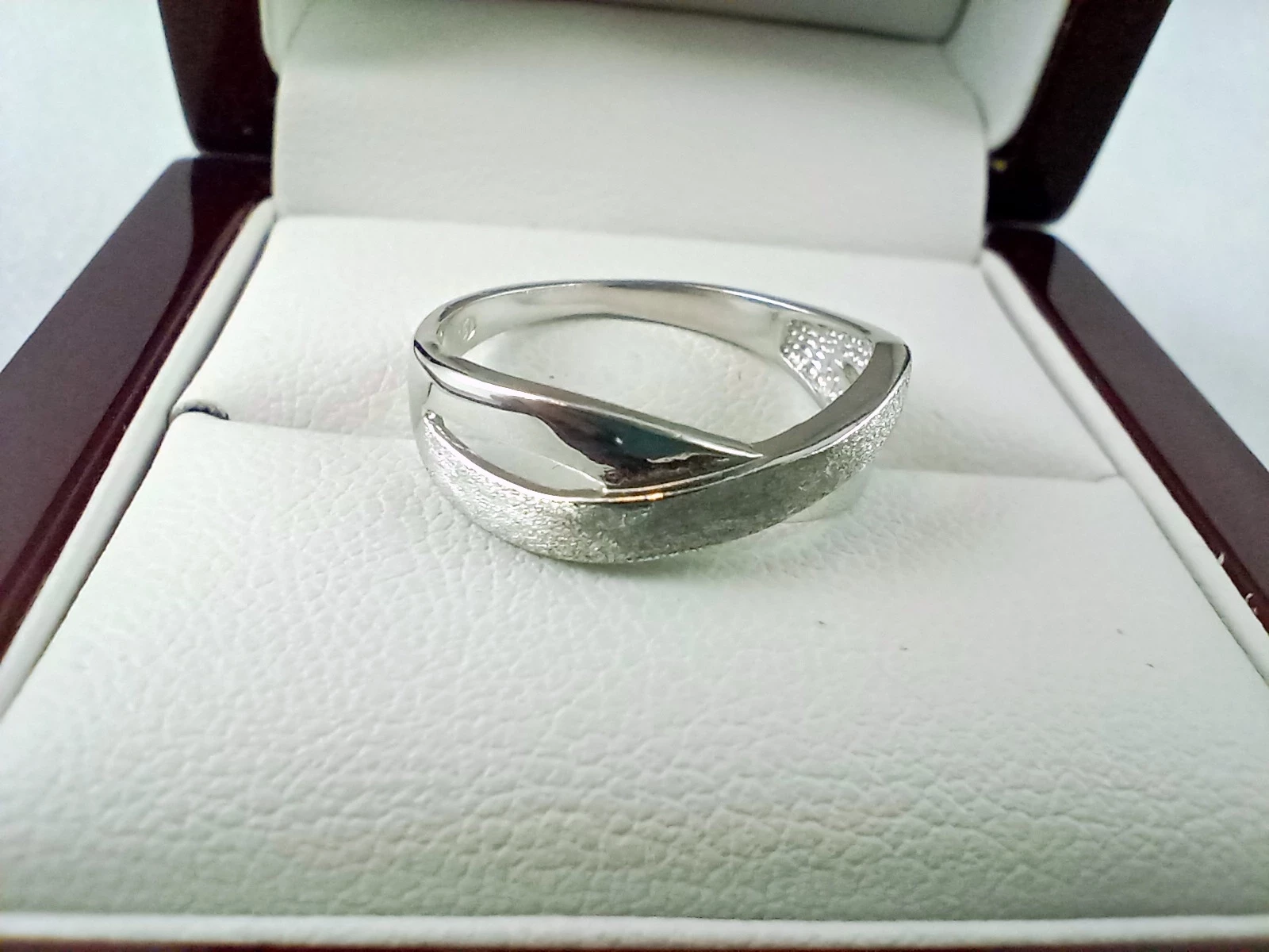 srebrny-piekny-pierscionek-mat-i-polysk-pr925-r13-al-niepodleglosci-63u-monki