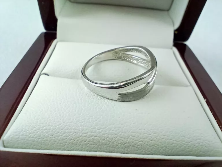 srebrny-piekny-pierscionek-mat-i-polysk-pr925-r13-kamien-17088-524288