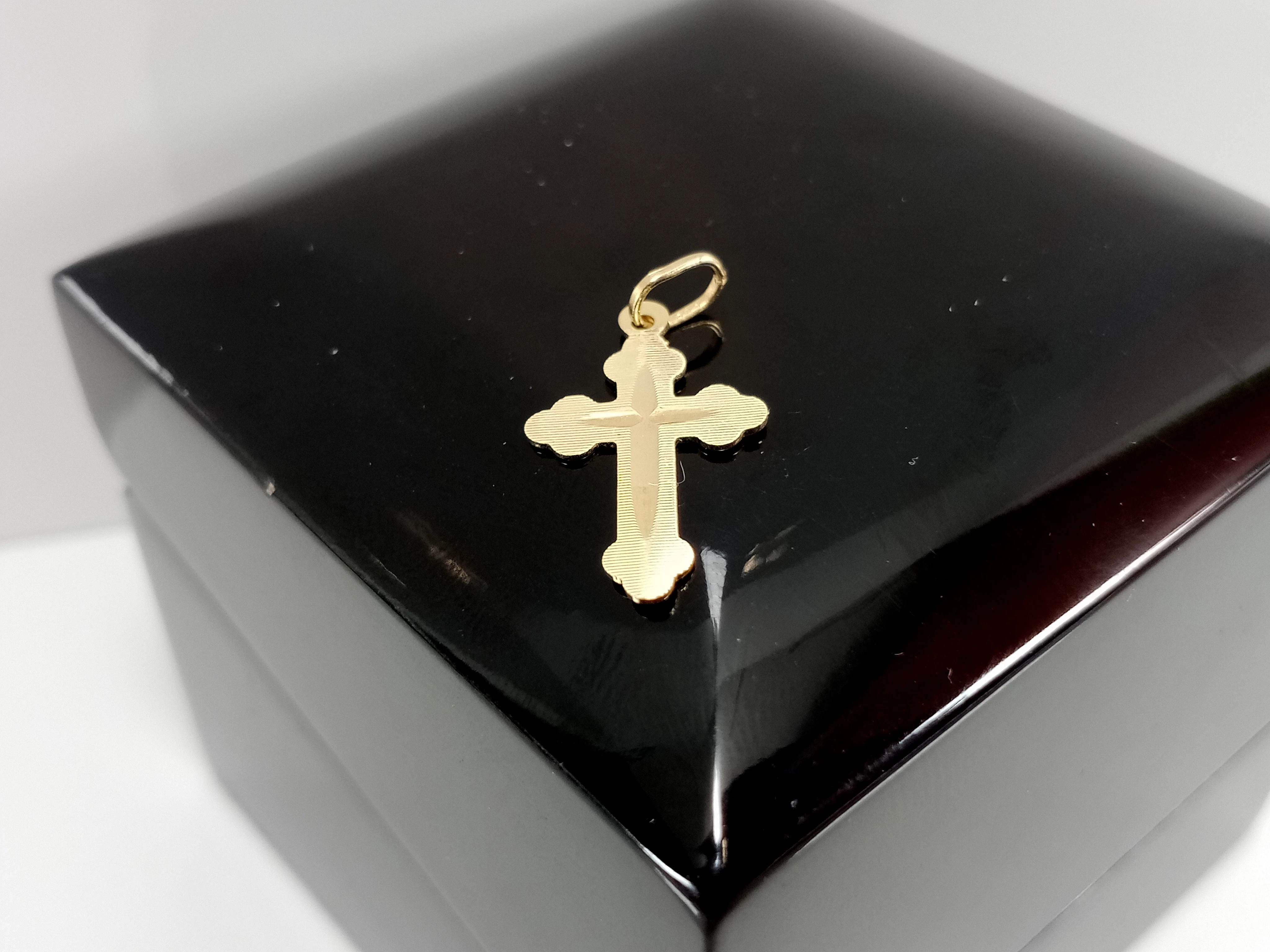 nienoszona-zlota-zawieszka-krzyz-585-068g-motyw-129129-2