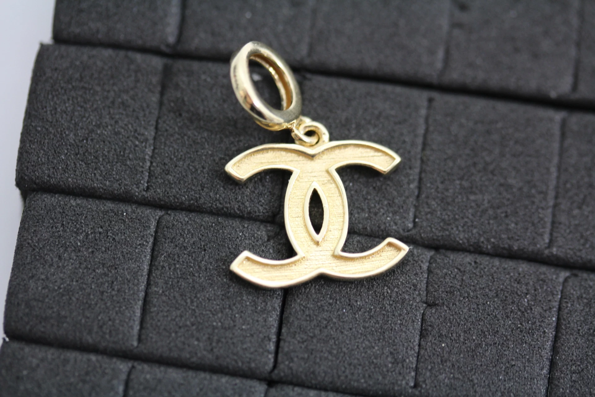 ciekawa-zlota-zawieszka-chanel-pr585-104g-kolor-dominujacy-zloty