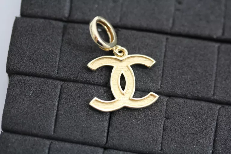 ciekawa-zlota-zawieszka-chanel-pr585-104g-kolor-dominujacy-zloty