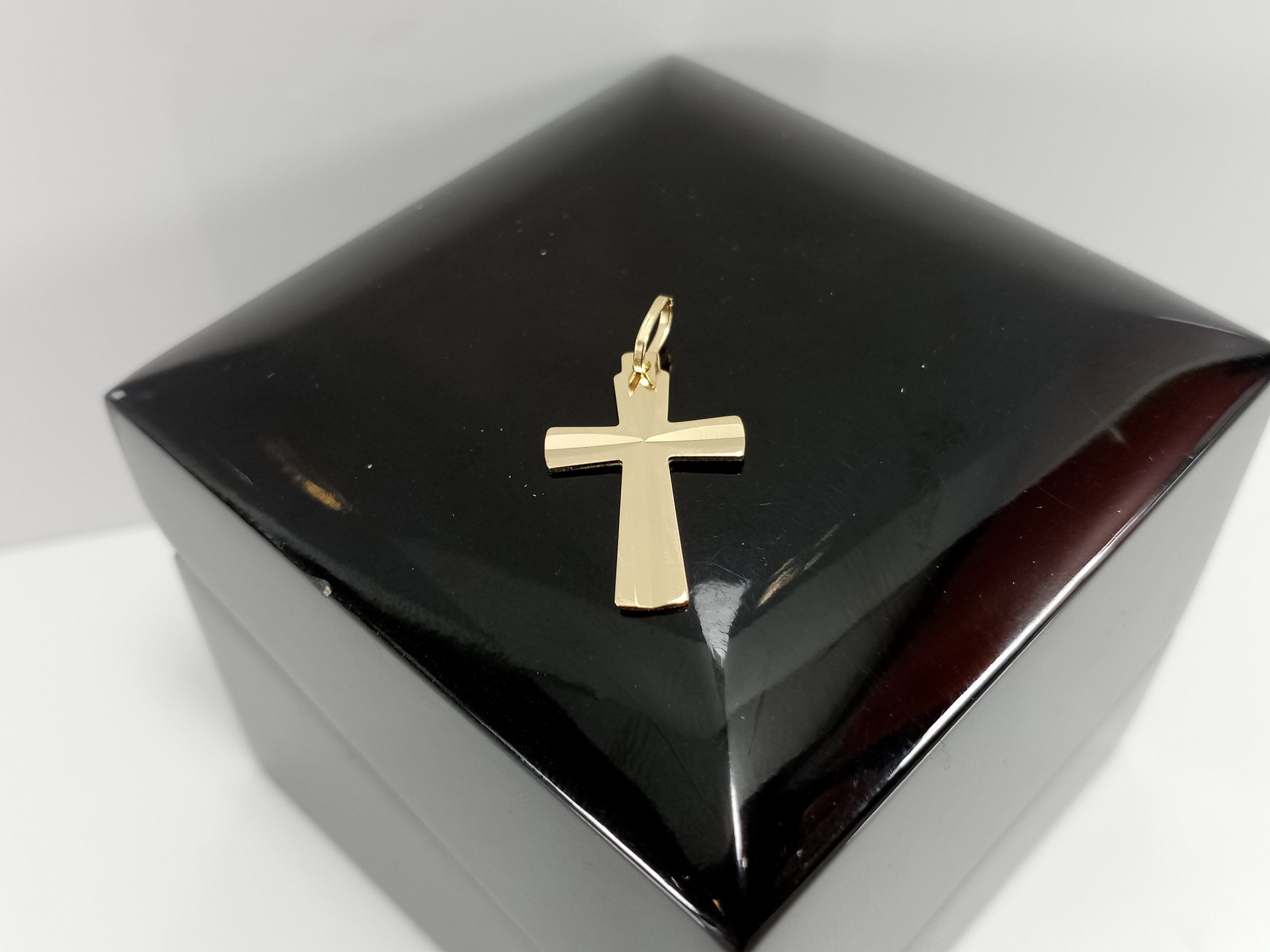 nienoszona-zlota-zawieszka-krzyzyk-585-081g-motyw-129129-2