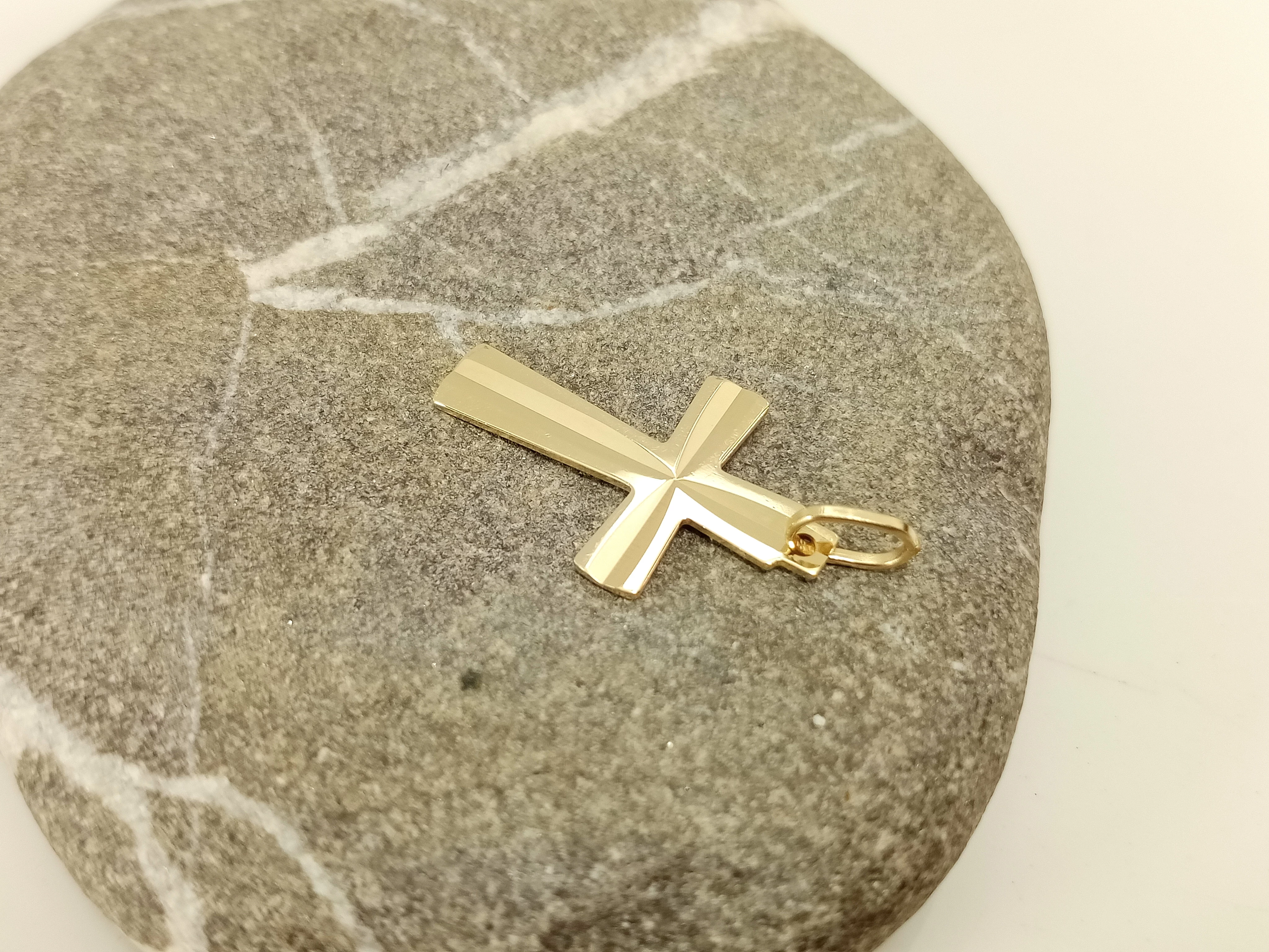 nienoszona-zlota-zawieszka-krzyzyk-585-081g-kolor-dominujacy-205826-225106