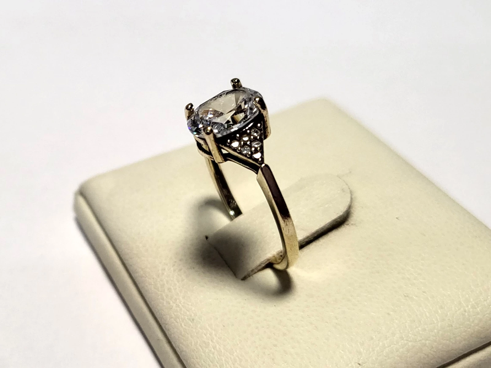 piekny-pierscionek-333-168g-r10-stan-uzywany